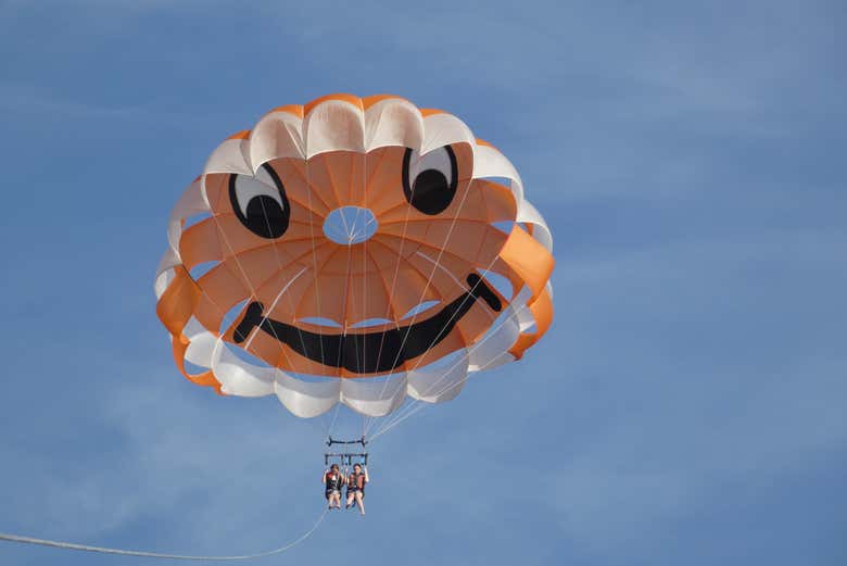 Disfrutando de las vistas desde el parasailing