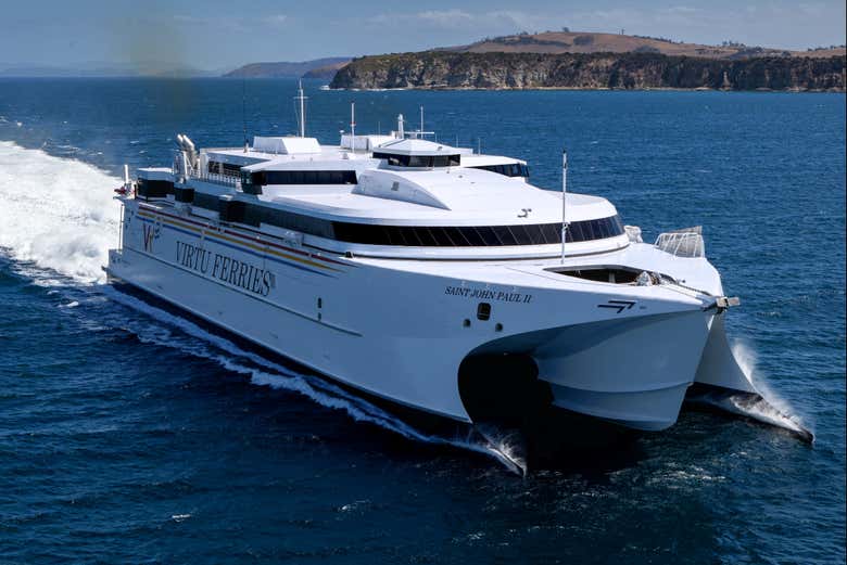 Um grande ferry no Mar Mediterrâneo