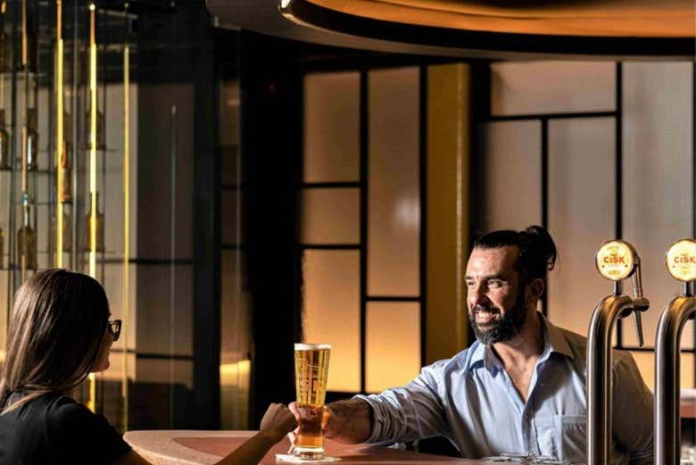 Degustando una cerveza Cisk