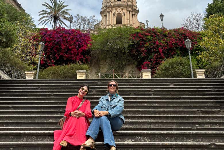 Posando en unas escalinatas de Módica