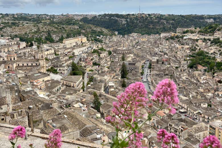 Vista panorámica de la ciudad de Módica desde un mirador