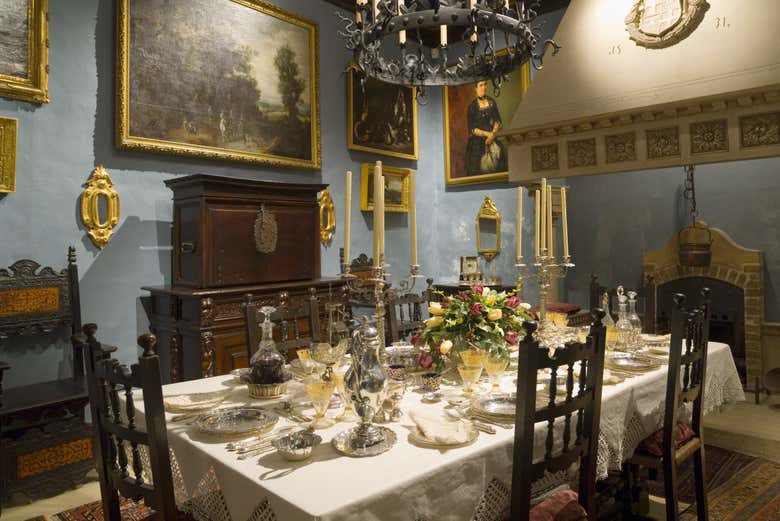 L'elegante sala da pranzo del Palazzo Falson