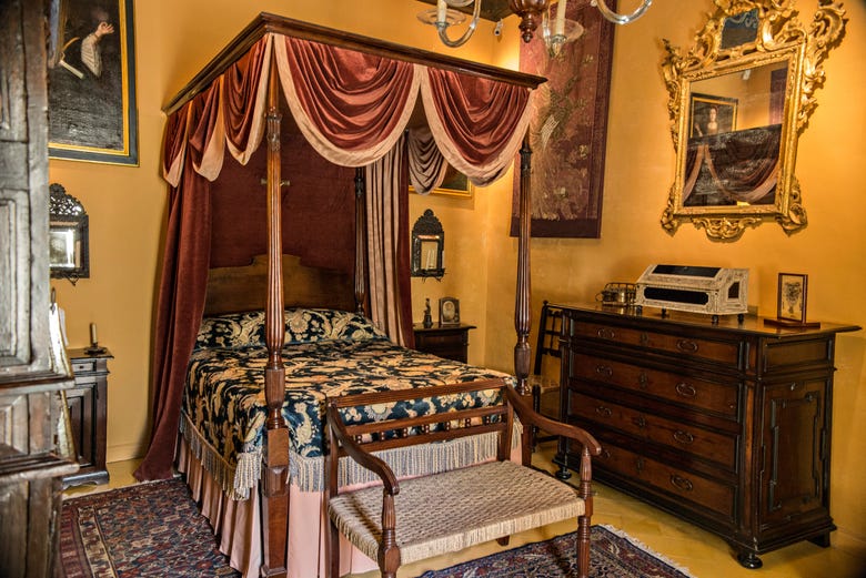 Una delle camere da letto nel Palazzo Falson
