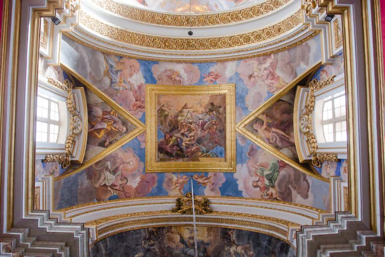 Admirando os afrescos da catedral de São Paulo