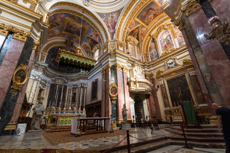 Admirando o interior da catedral de São Paulo