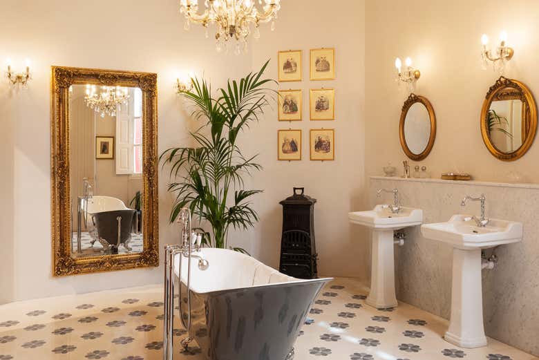 Un elegante cuarto de baño en Casa Gourgion