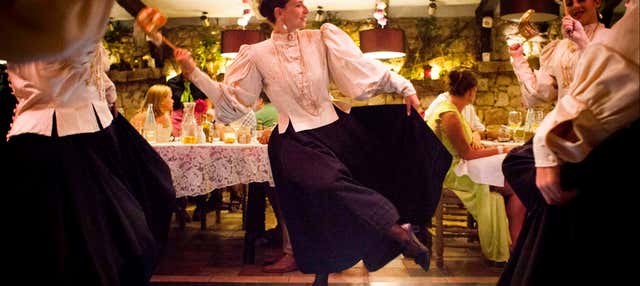 Cena con espectáculo folclórico en Mosta