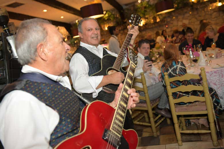 Músicos tocando guitarra