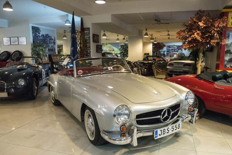 Um carro da marca Mercedes-Benz