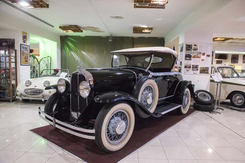 Contemplando os diferentes carros do museu