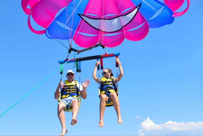 Haciendo parasailing en Malta