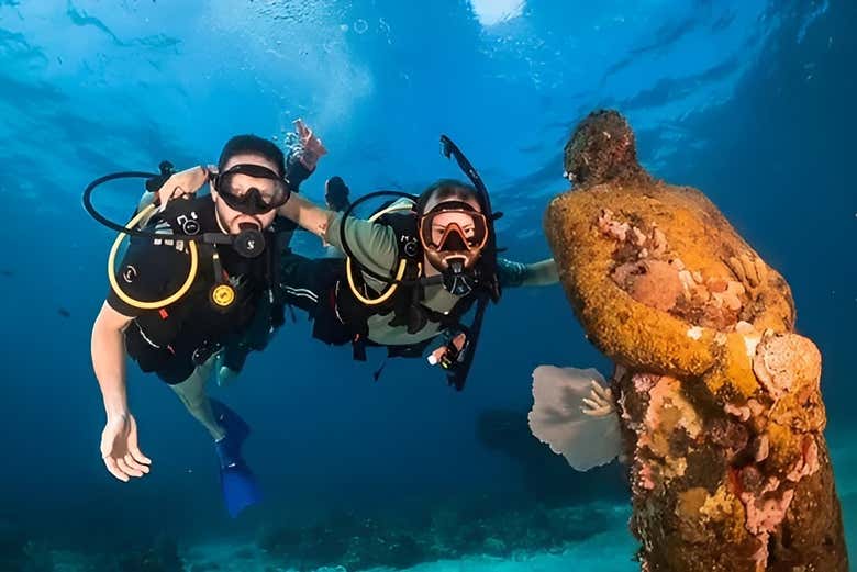 Enjoy this scuba-diving experience!