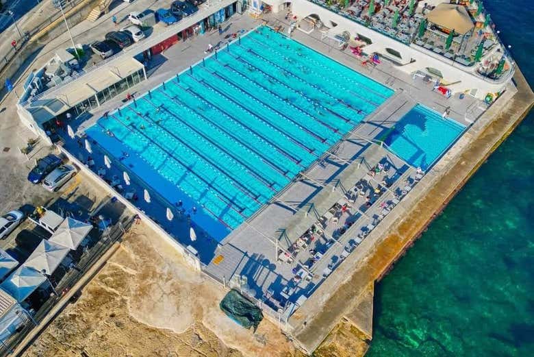 Learn how to scuba dive with us!