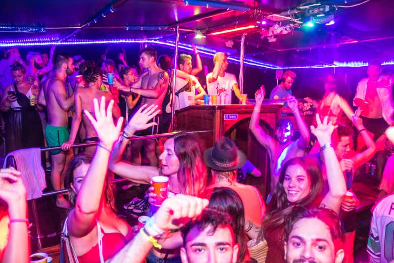 El barco repleto de gente de fiesta