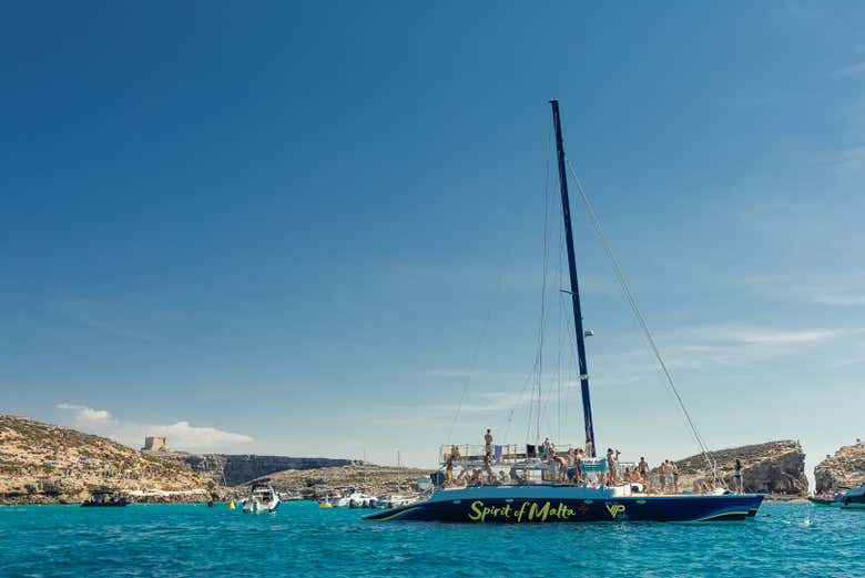 Catamarán fondeando en las aguas de Malta