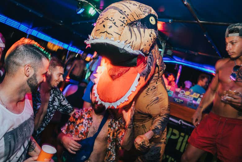 Un dinosaurio en mitad de la fiesta