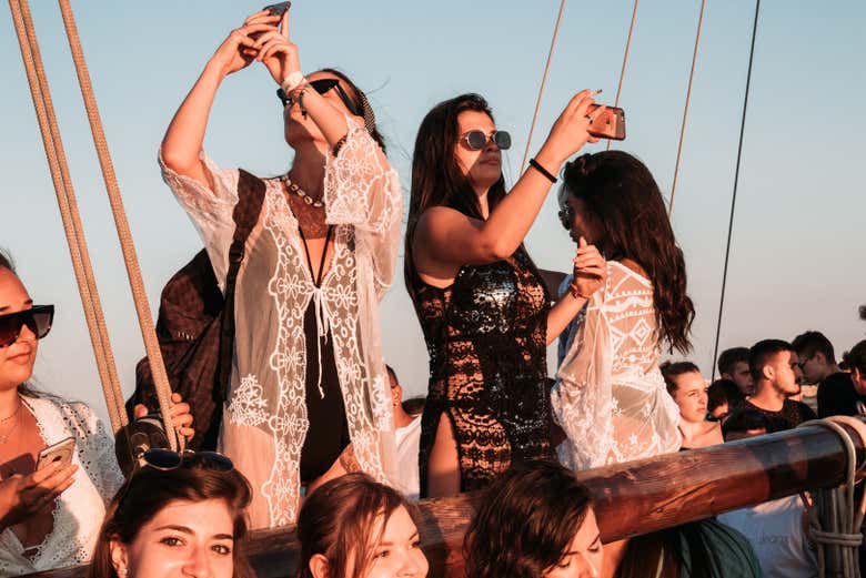 Dos chicas fotografiando las vistas desde el barco