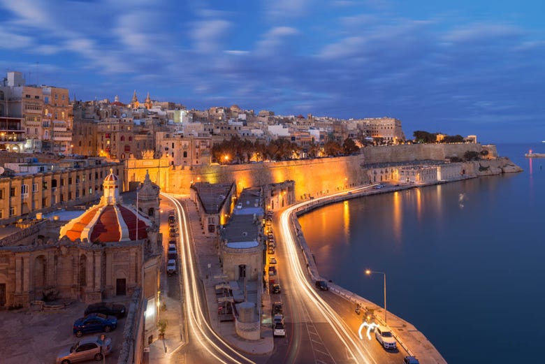 A muralha de Valletta à noite