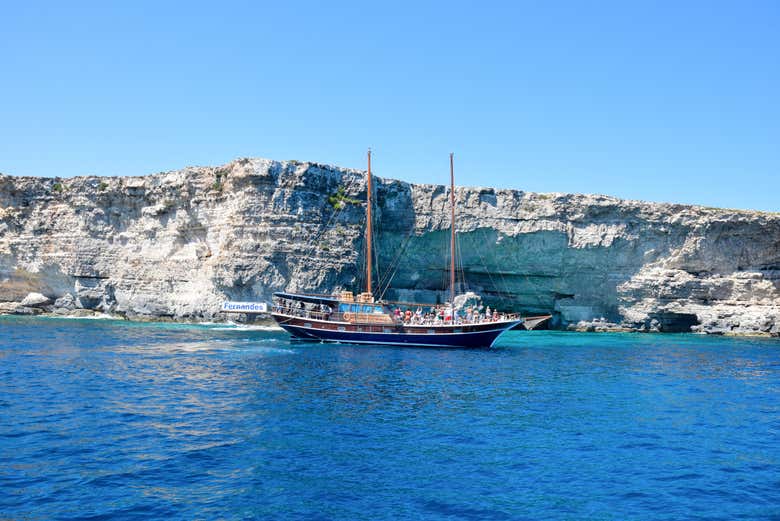 Navegando en goleta hacia Gozo y Comino