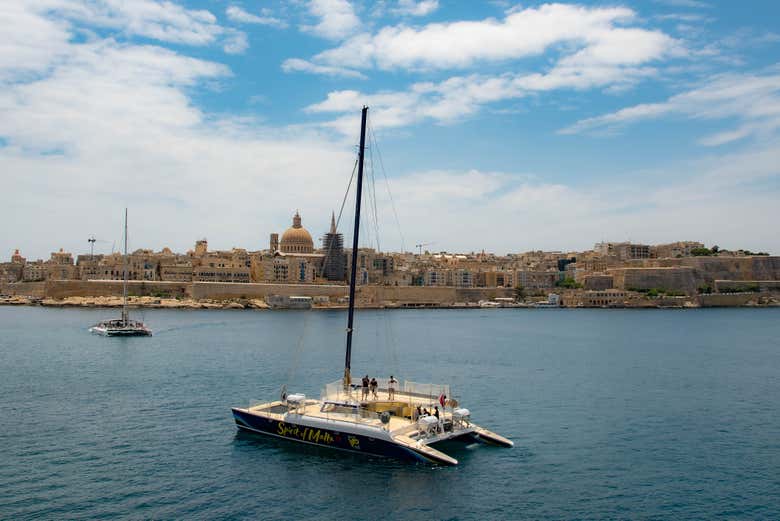 Navegando junto a La Valeta