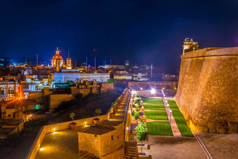 Vista nocturna de la ciudadela de Gozo