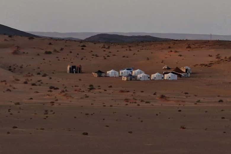 La nuit tombe sur le campement dans le désert