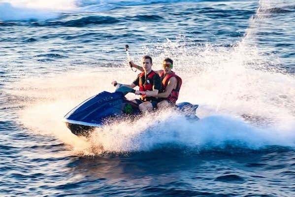 Deux personnes à bord du jet-ski