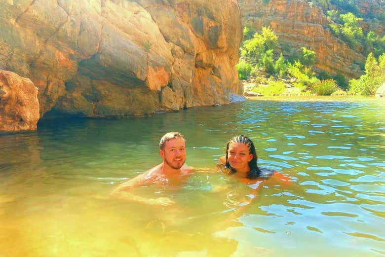 Refrescándose en la piscina natural del Valle de Tizgui