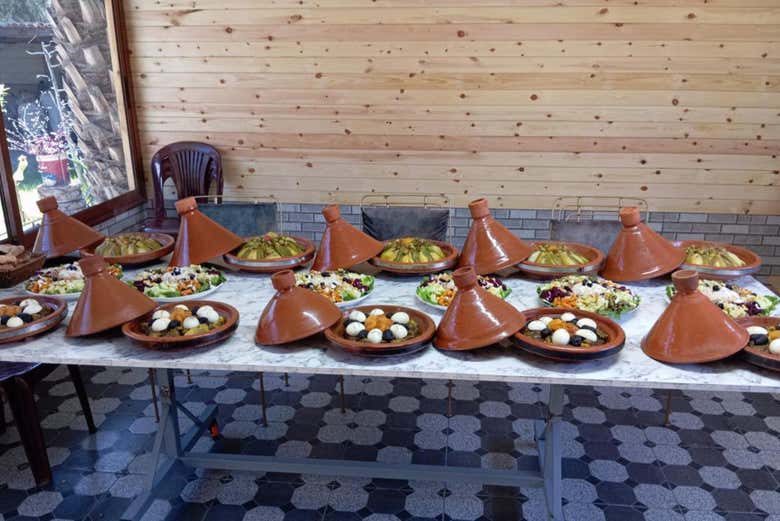 Todo listo para saborear tajines tradicionales en Marruecos