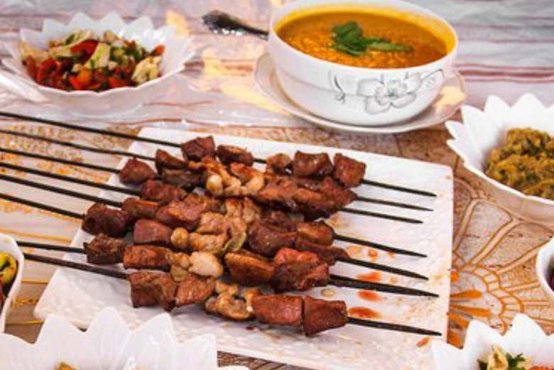 Dîner avec barbecue dans le désert
