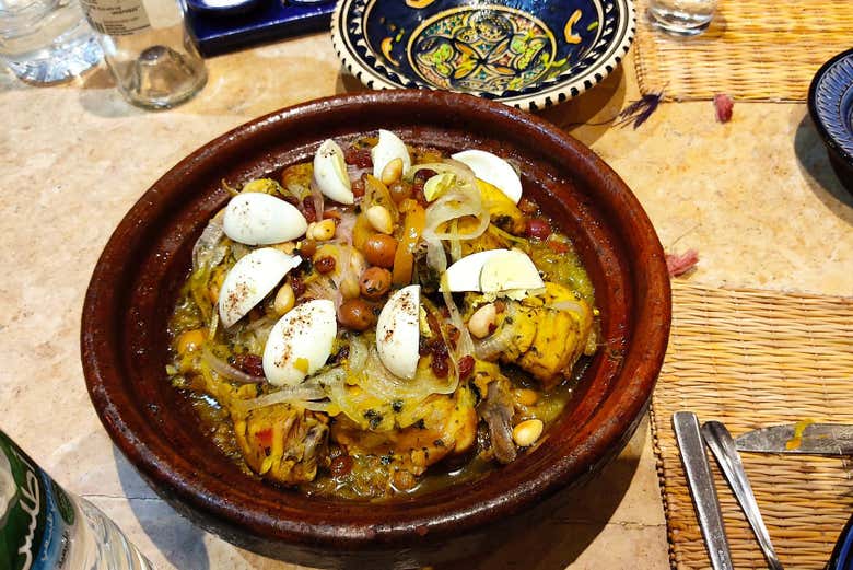 Un piatto con una pietanza tipica marocchina