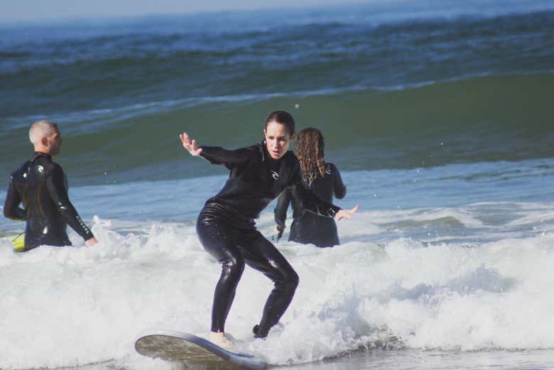 Femme tenant en équilibre sur sa planche de surf
