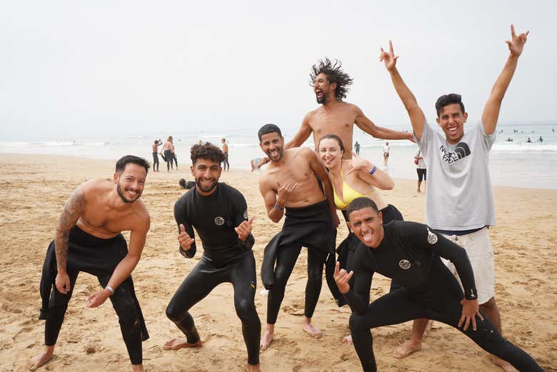 Jeunes s'amusant sur la plage