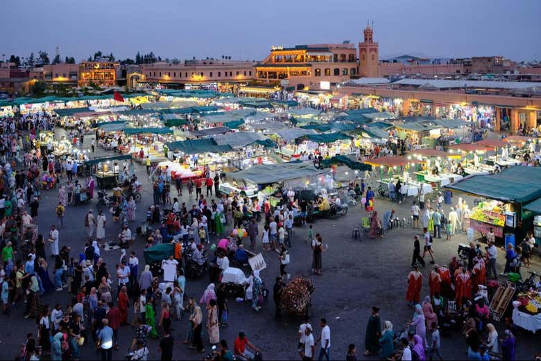 Vista panoramica della piazza Jamaa el Fna