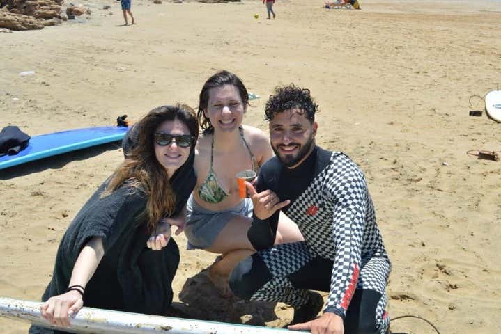 Pronto para a aula de surfe em Agadir