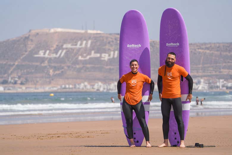 Con las tablas de surf en la playa