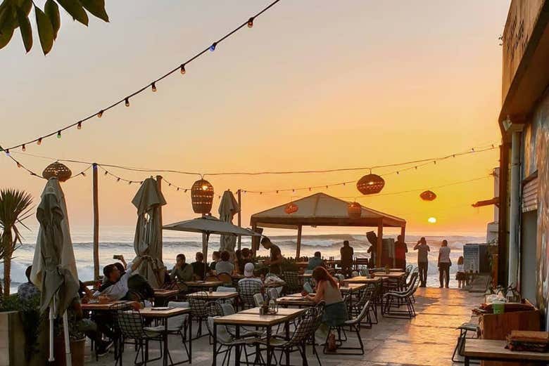 Disfrutar del atardecer en Taghazout 
