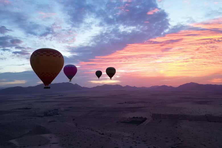 Volez dans le ciel d'Agadir à l'aube