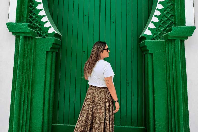 Posando en las coloridas calles de Asilah