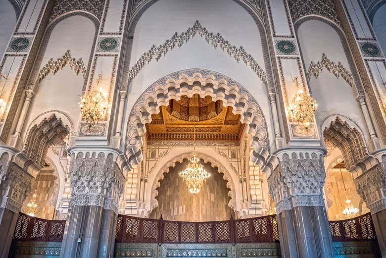 El interior de la sala de oraciones de la Mezquita Hassan II