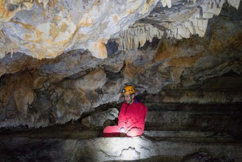 Intérieur de la grotte de Knadel