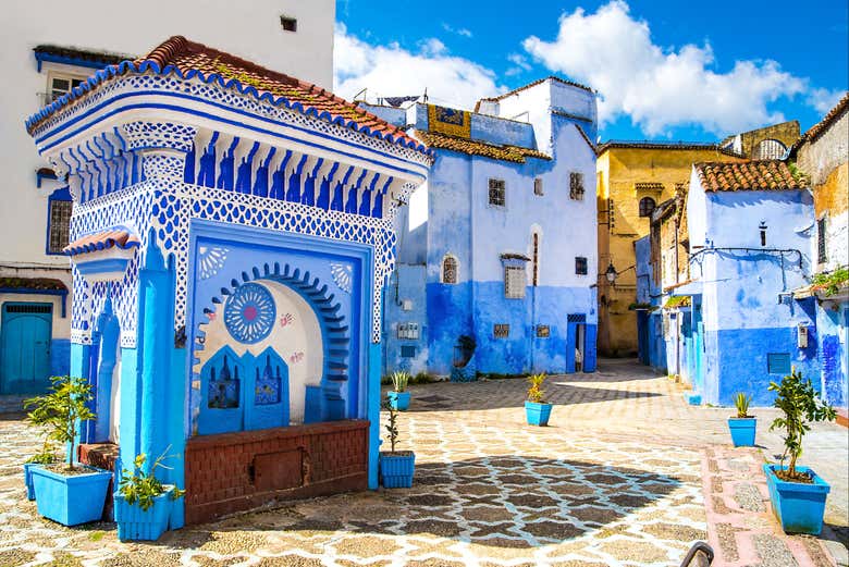 Vista de uma fonte de cor azul em Chefchaouen