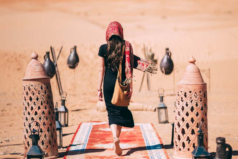 Une femme dans le campement dans le désert