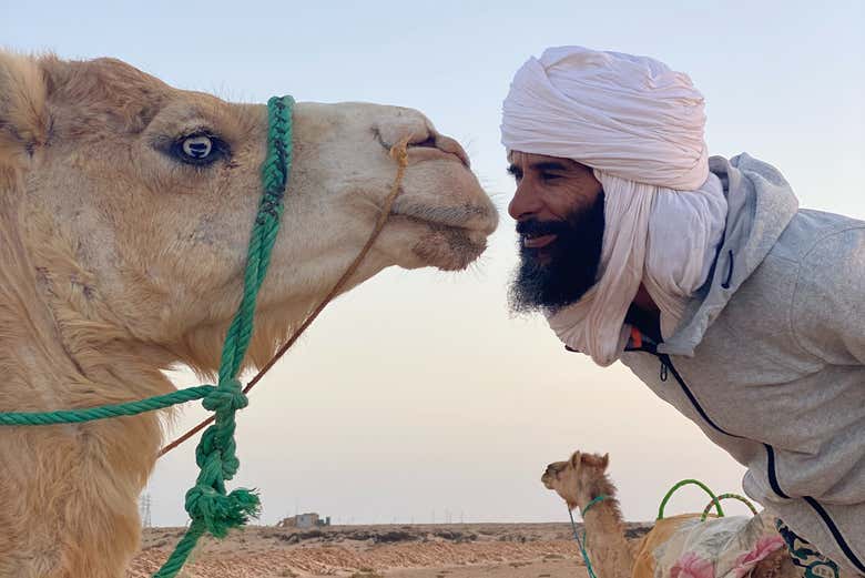 Un homme avec un chameau