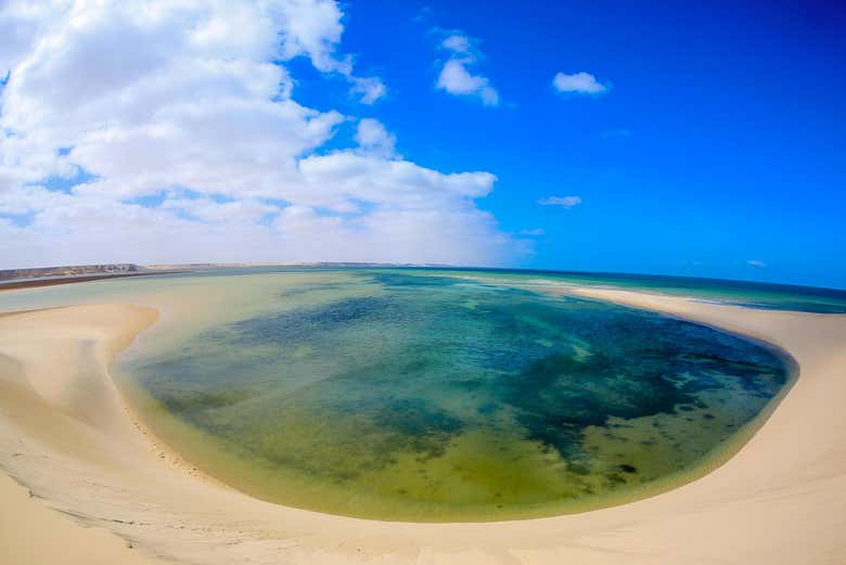 Una piscina natural en medio de la arena