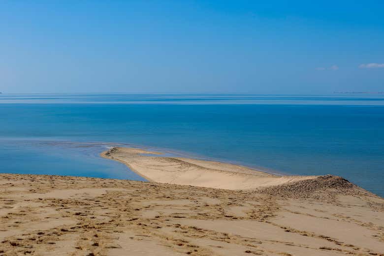 La arena fina se mezcla con aguas infinitas