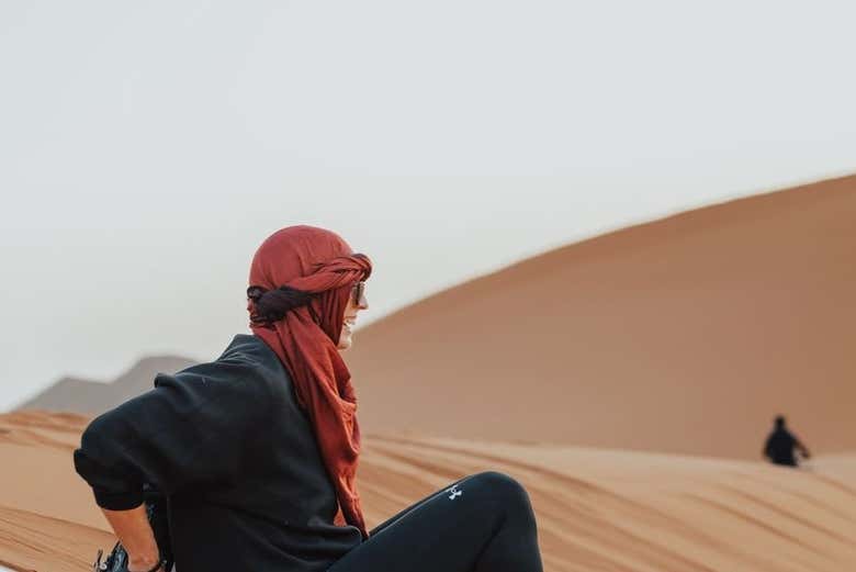 Contemplando las dunas del desierto