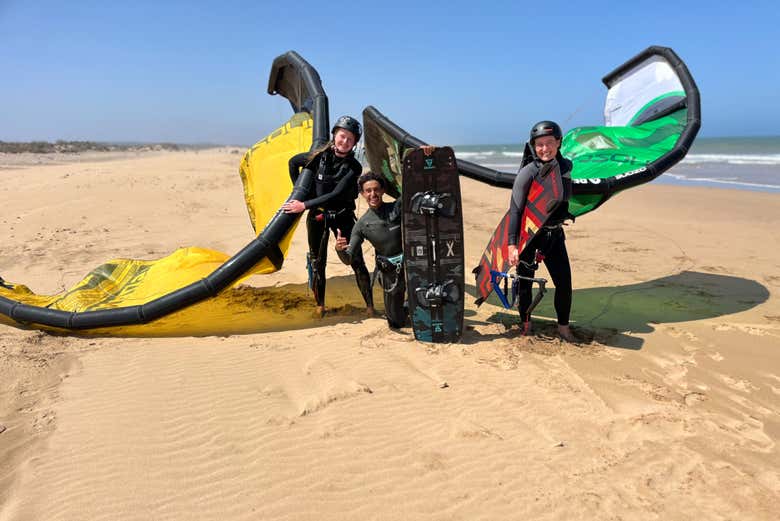 Preparando las cometas antes de entrar al agua