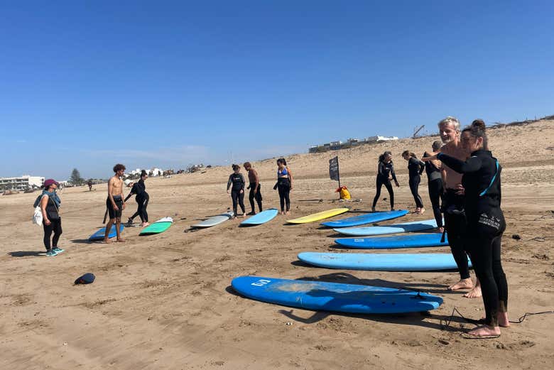 Participate in this surf lessons with your family and friends