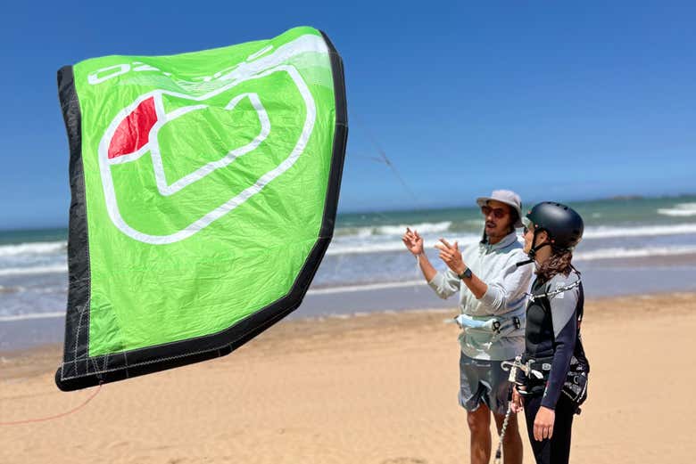 Aprendiendo a controlar la cometa en la arena